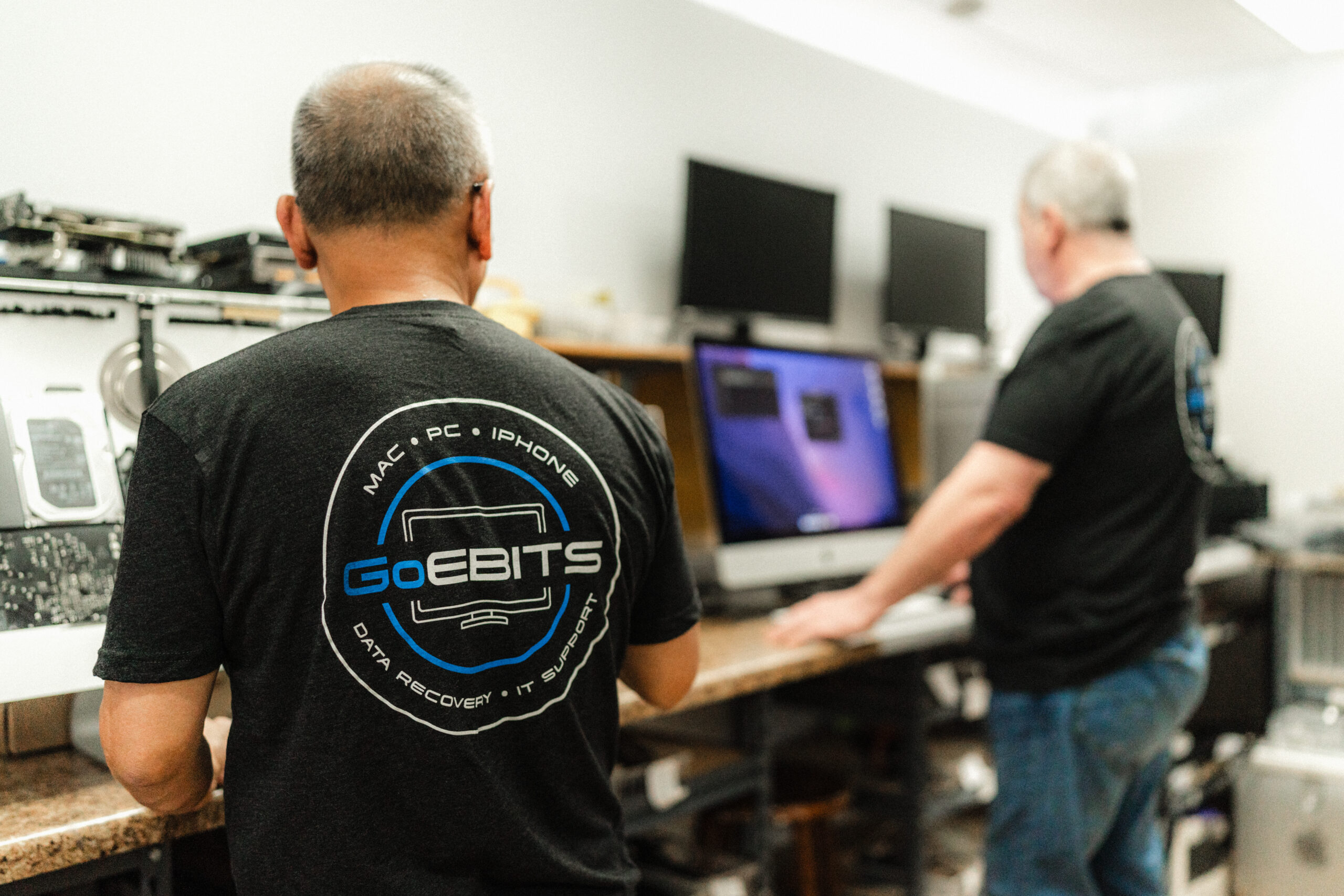 trained computer technicians repairing apple mac imac macbook and pc laptops and towers